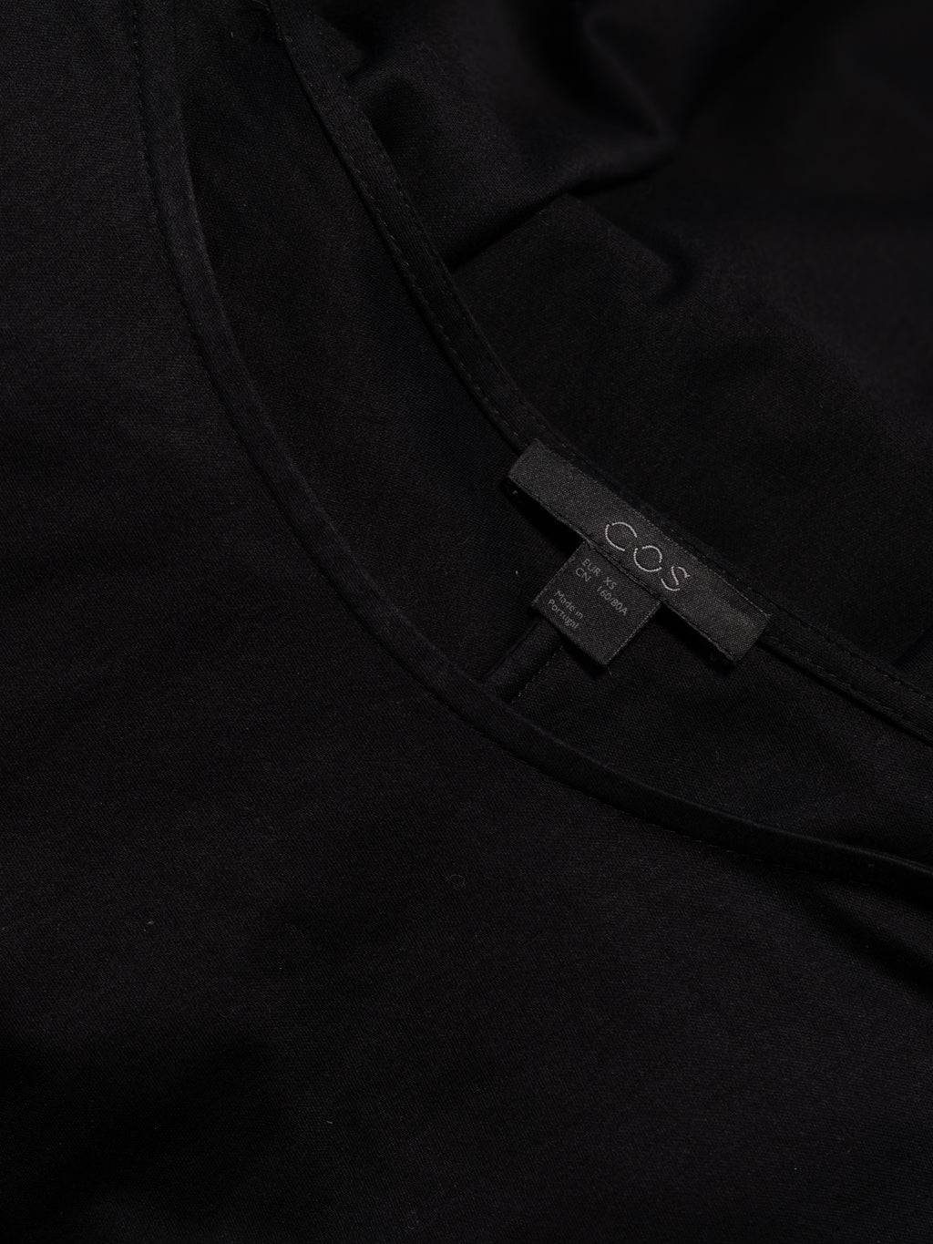 COS Bluse in Schwarz – viel Schnitt, wenig Schnickschnack