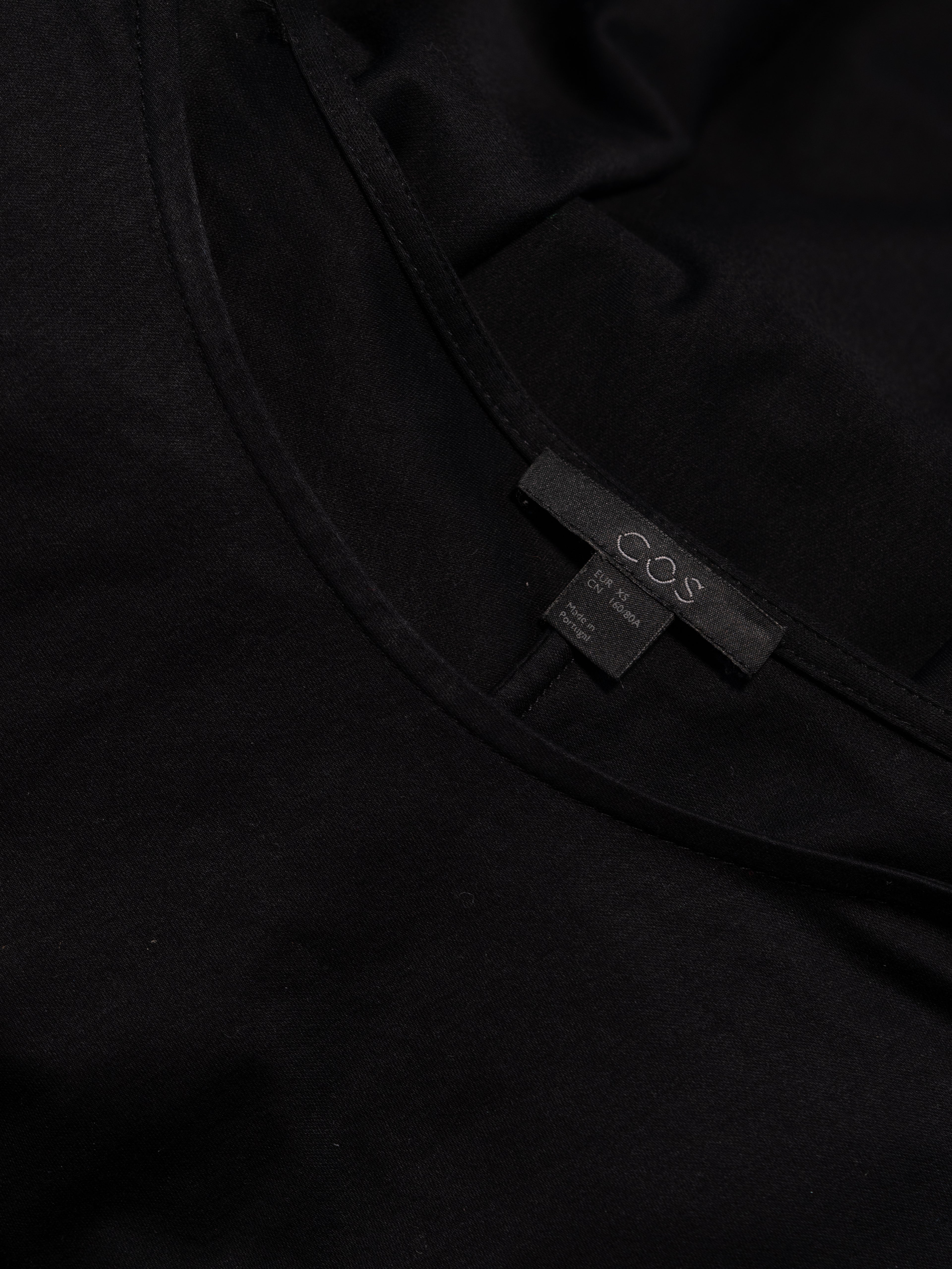 COS Bluse in Schwarz – viel Schnitt, wenig Schnickschnack