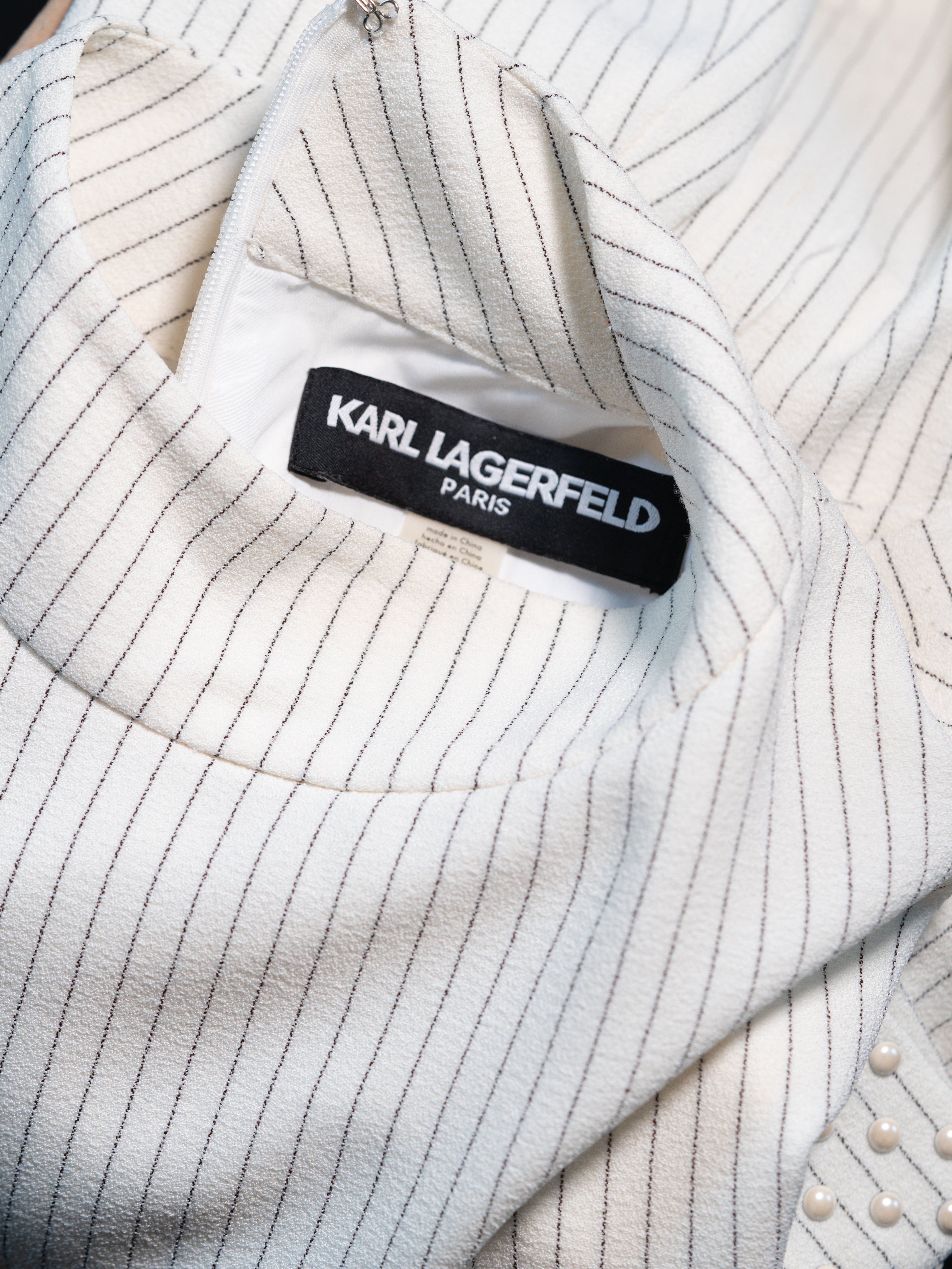 KARL LAGERFELD Kleid in Creme – Perlen statt Klimbim