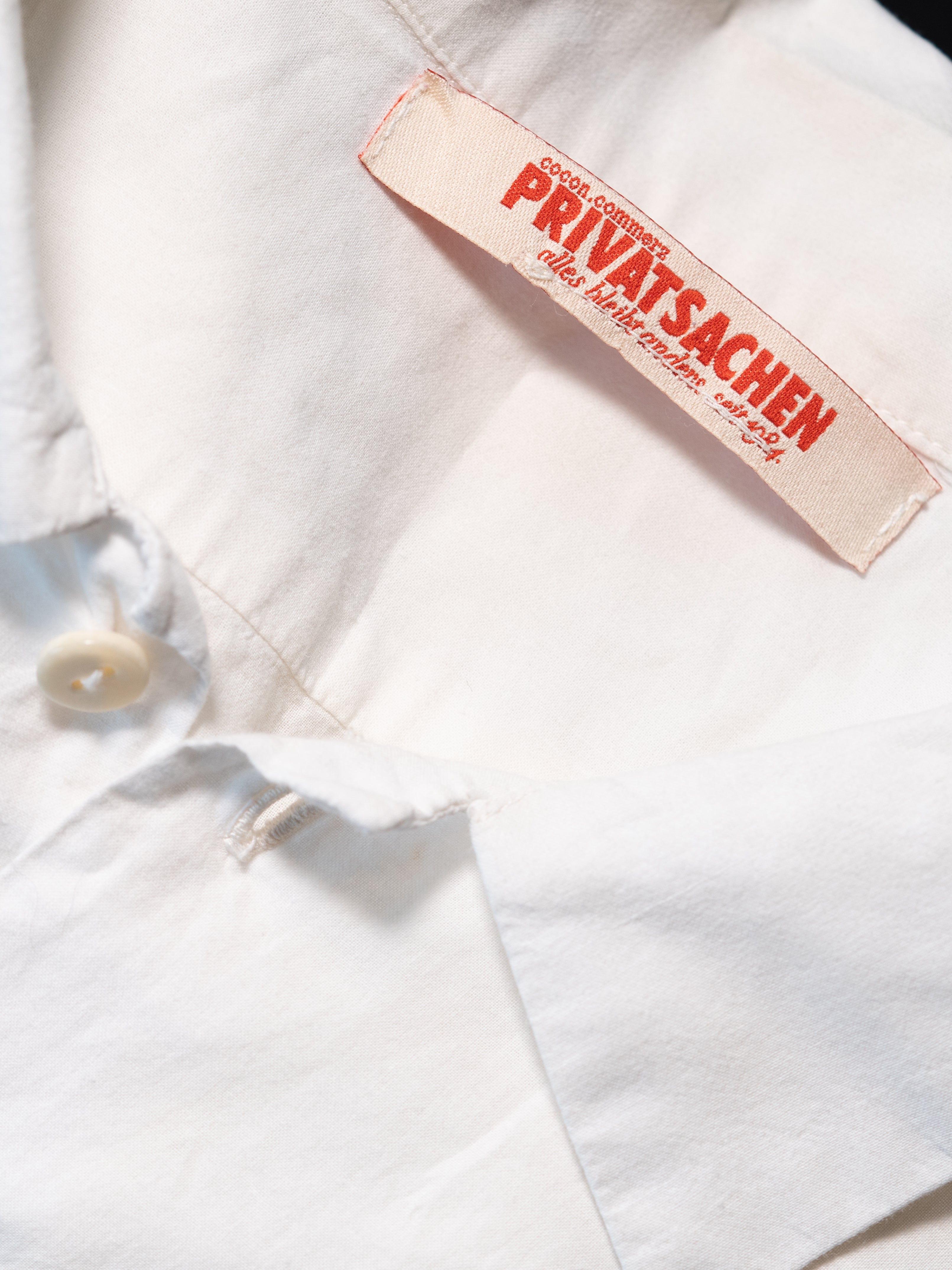 PRIVATSACHEN Bluse in Weiß – lässig geschnitten