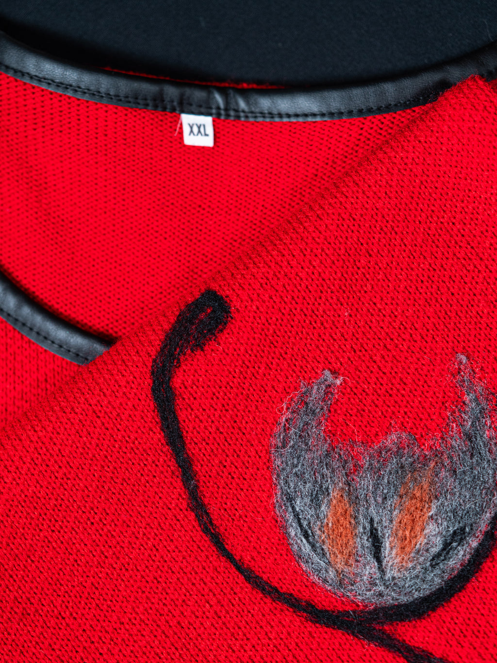 Rotes Strickkleid mit Blumenapplikation – Größe XXL