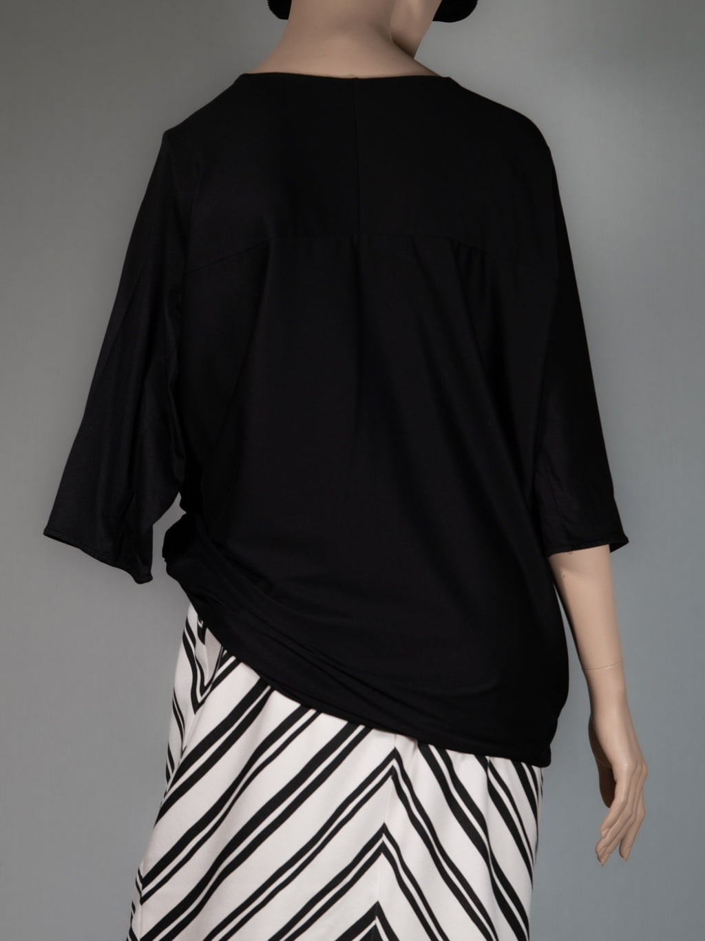 COS Bluse in Schwarz – viel Schnitt, wenig Schnickschnack