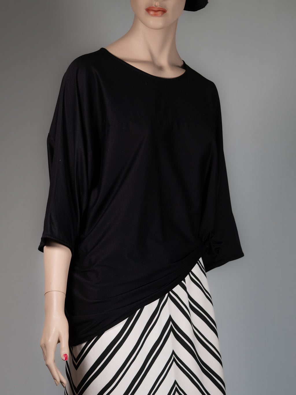 COS Bluse in Schwarz – viel Schnitt, wenig Schnickschnack