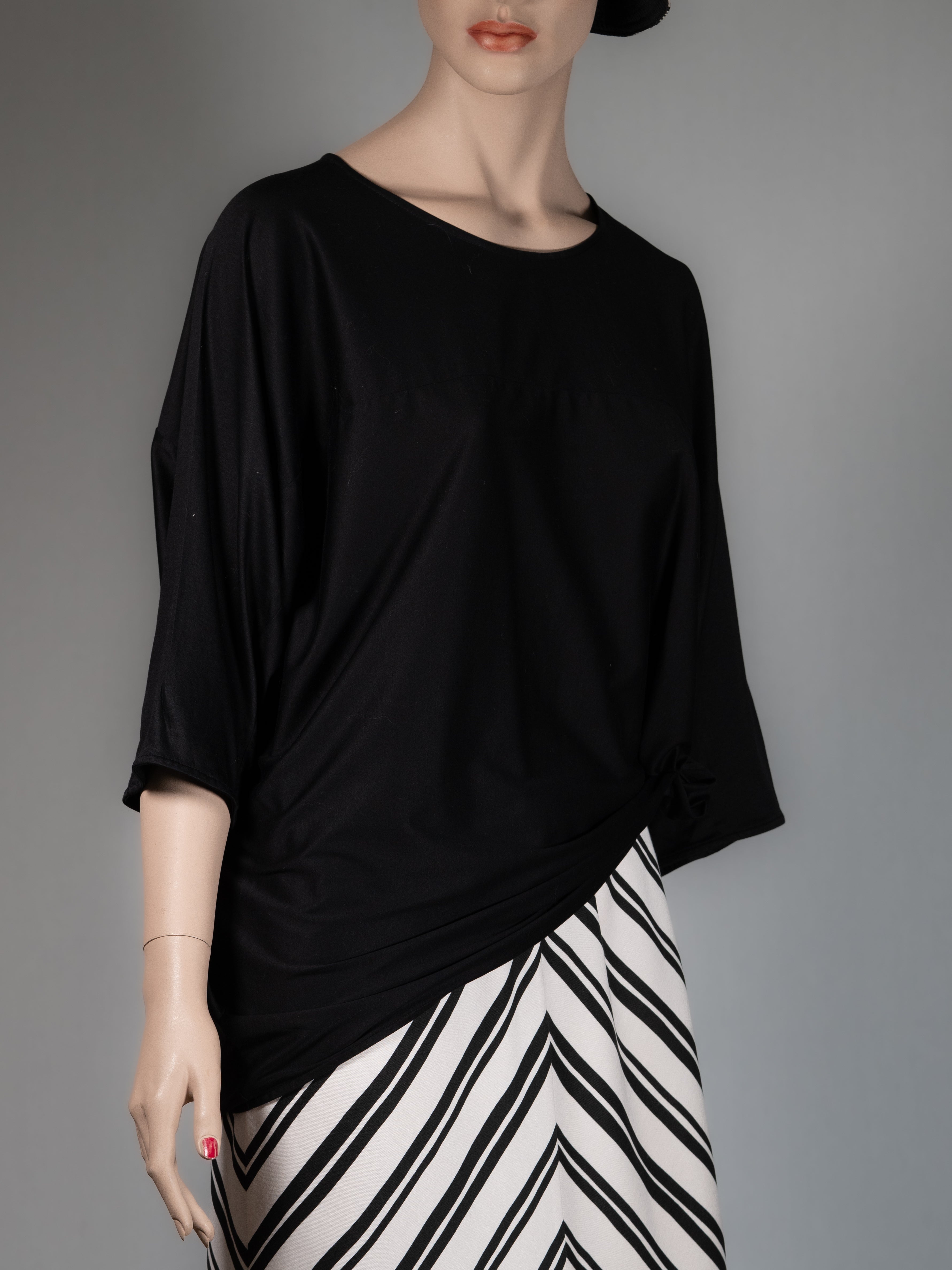 COS Bluse in Schwarz – viel Schnitt, wenig Schnickschnack