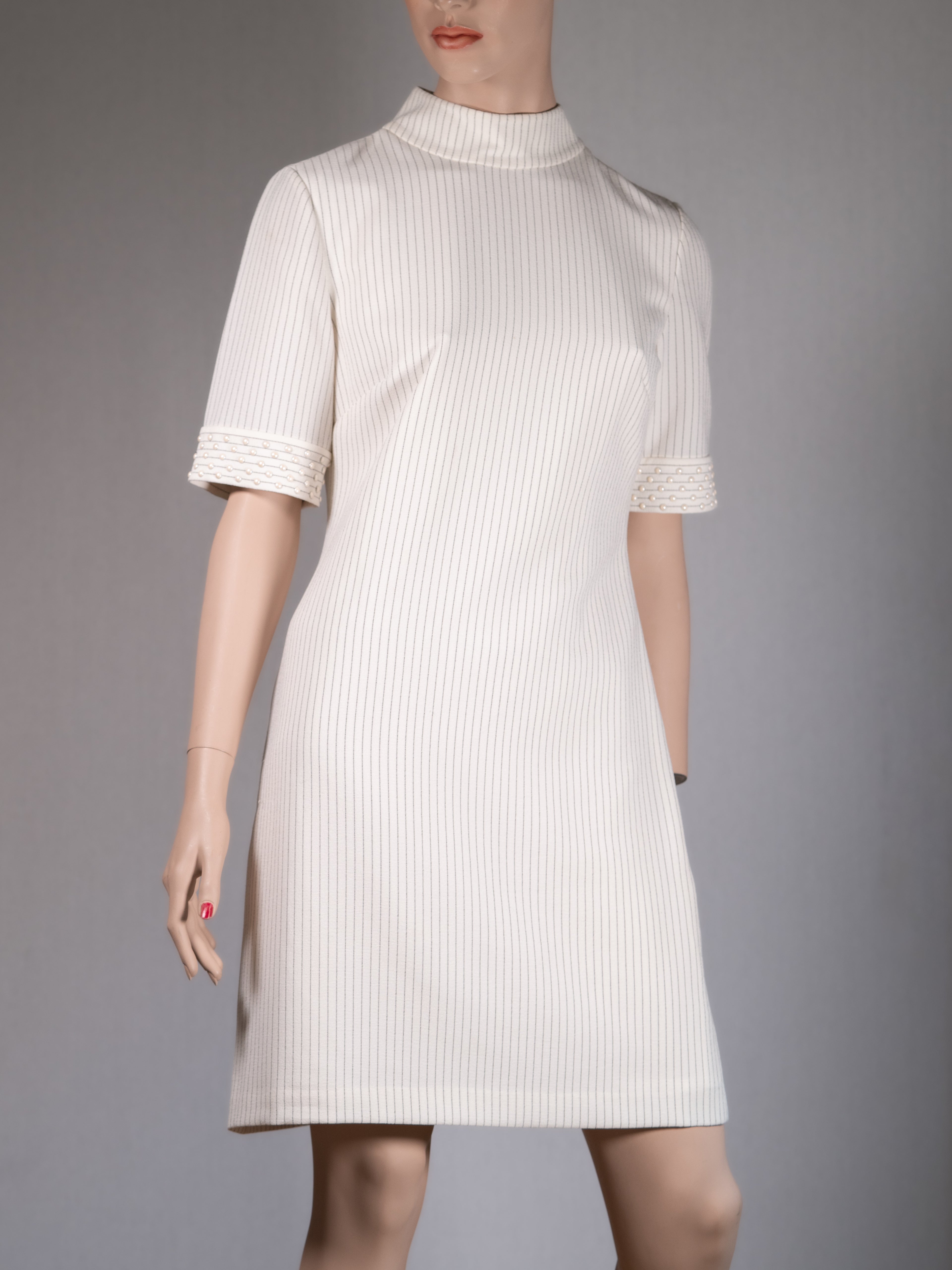 KARL LAGERFELD Kleid in Creme – Perlen statt Klimbim