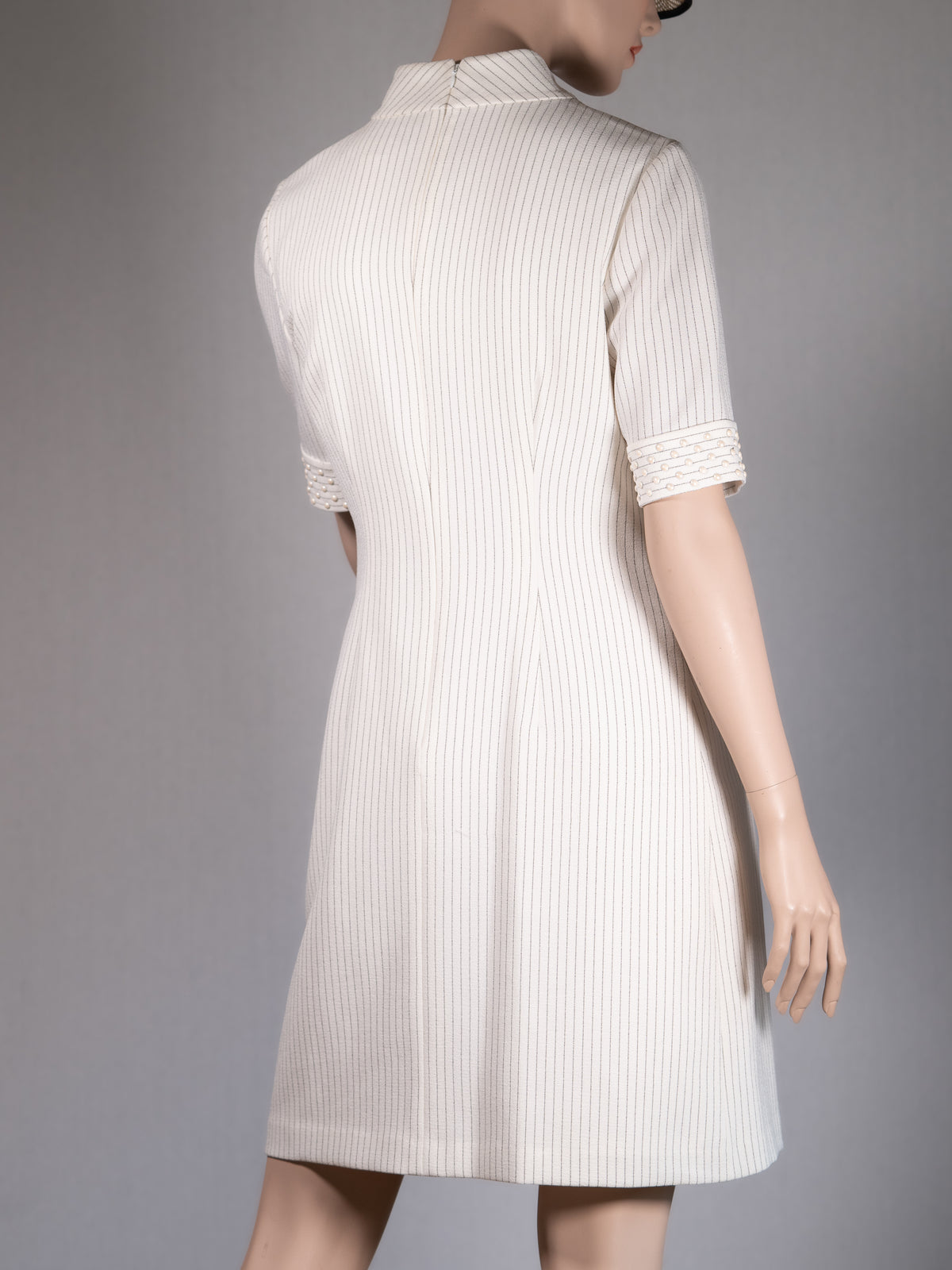 KARL LAGERFELD Kleid in Creme – Perlen statt Klimbim