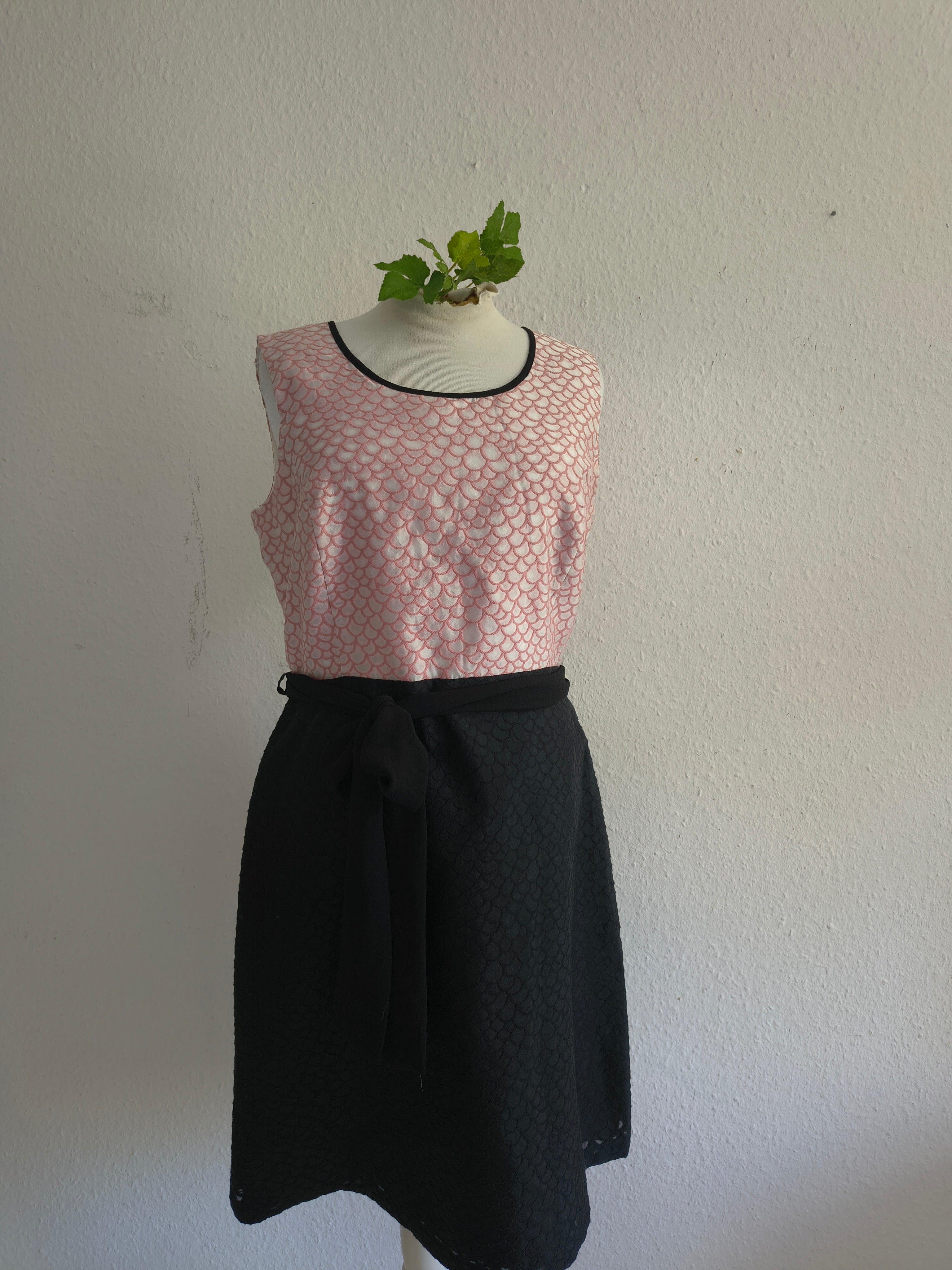 Avoca Kleid – Größe 2 (UK) – Rosé/Schwarz