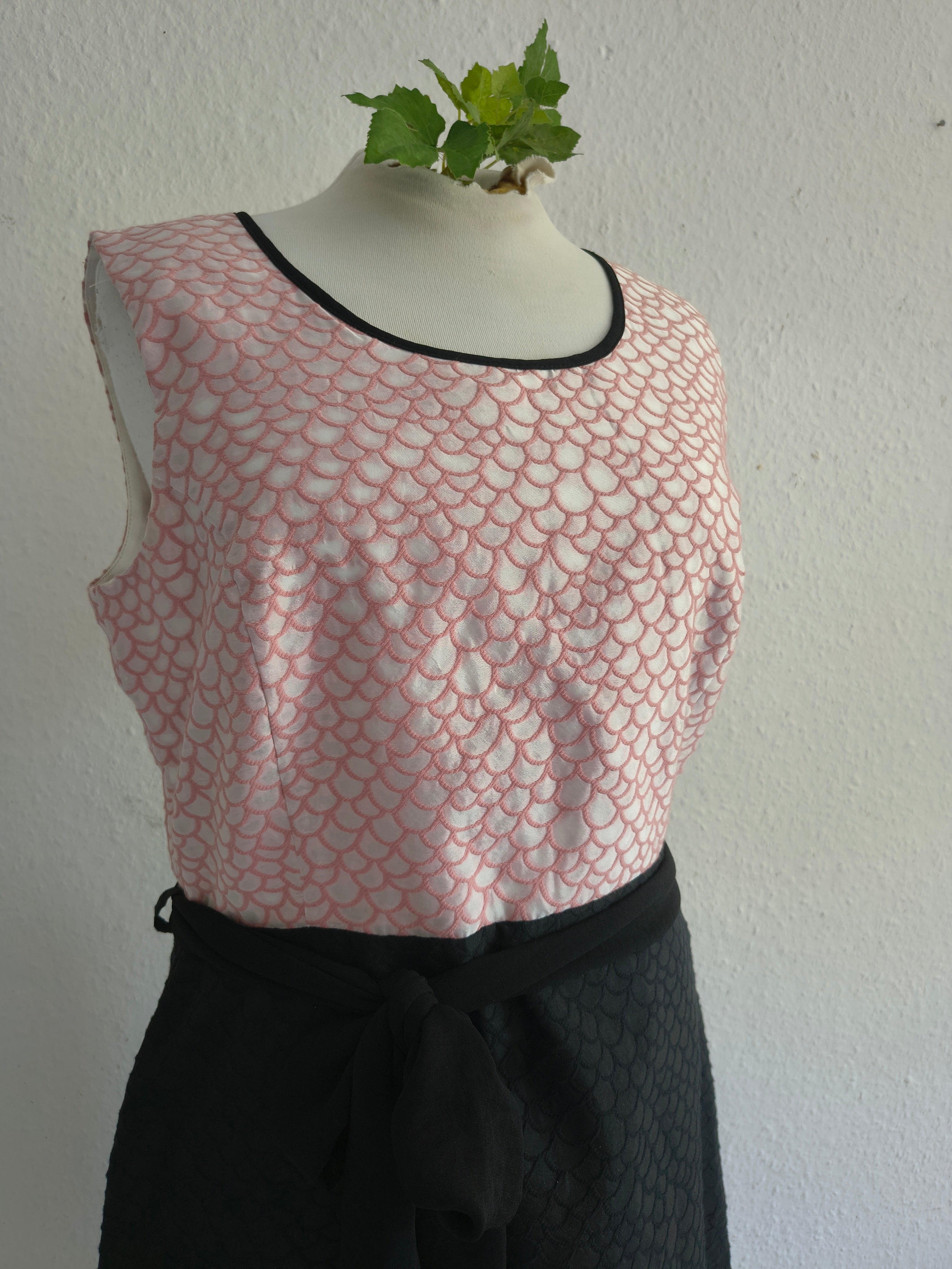 Avoca Kleid – Größe 2 (UK) – Rosé/Schwarz