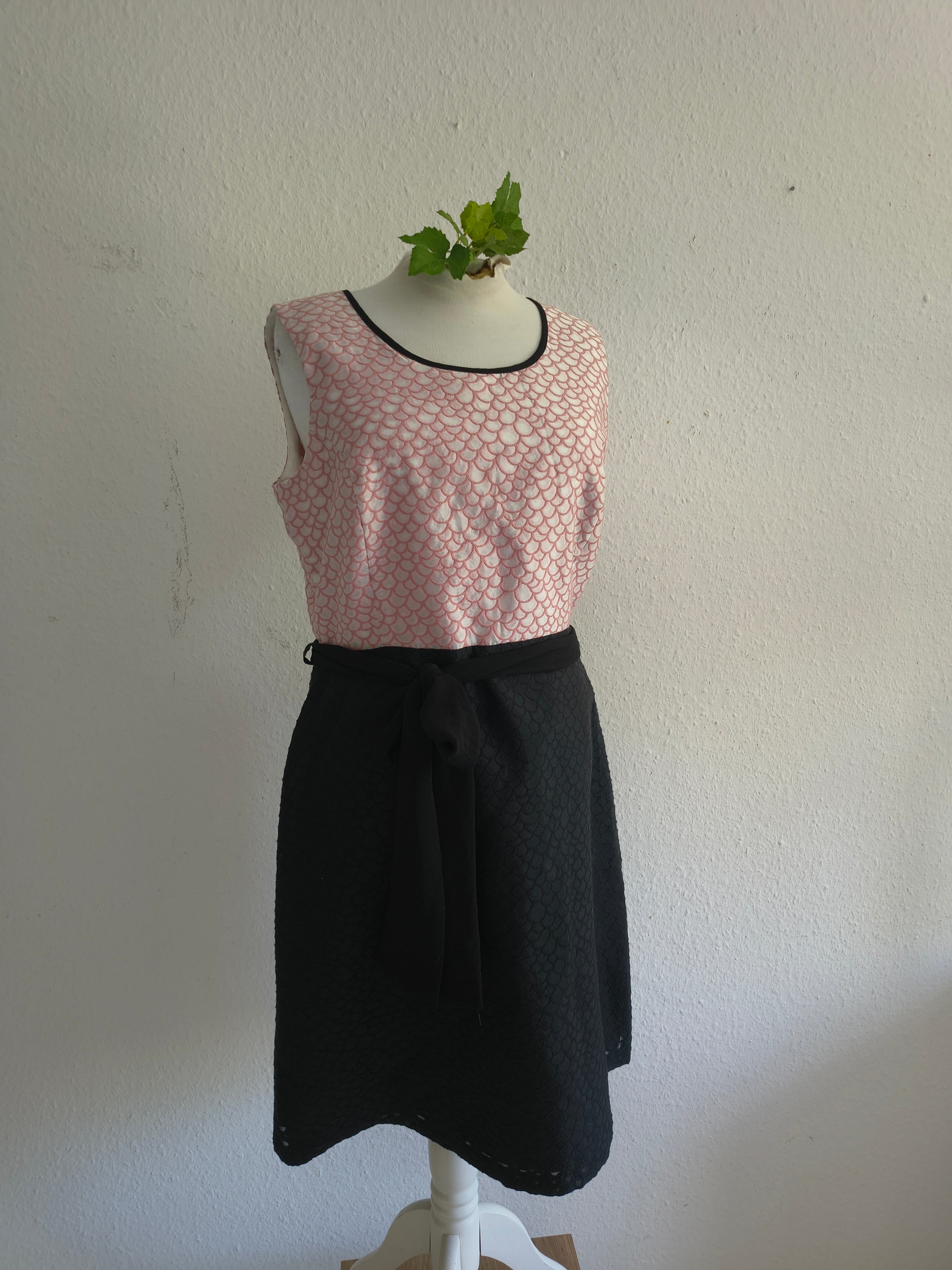 Avoca Kleid – Größe 2 (UK) – Rosé/Schwarz