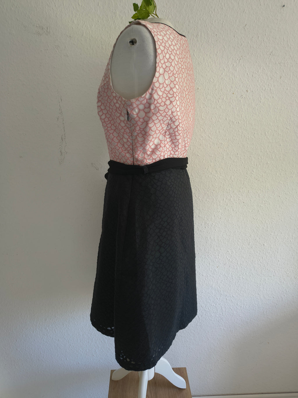 Avoca Kleid – Größe 2 (UK) – Rosé/Schwarz