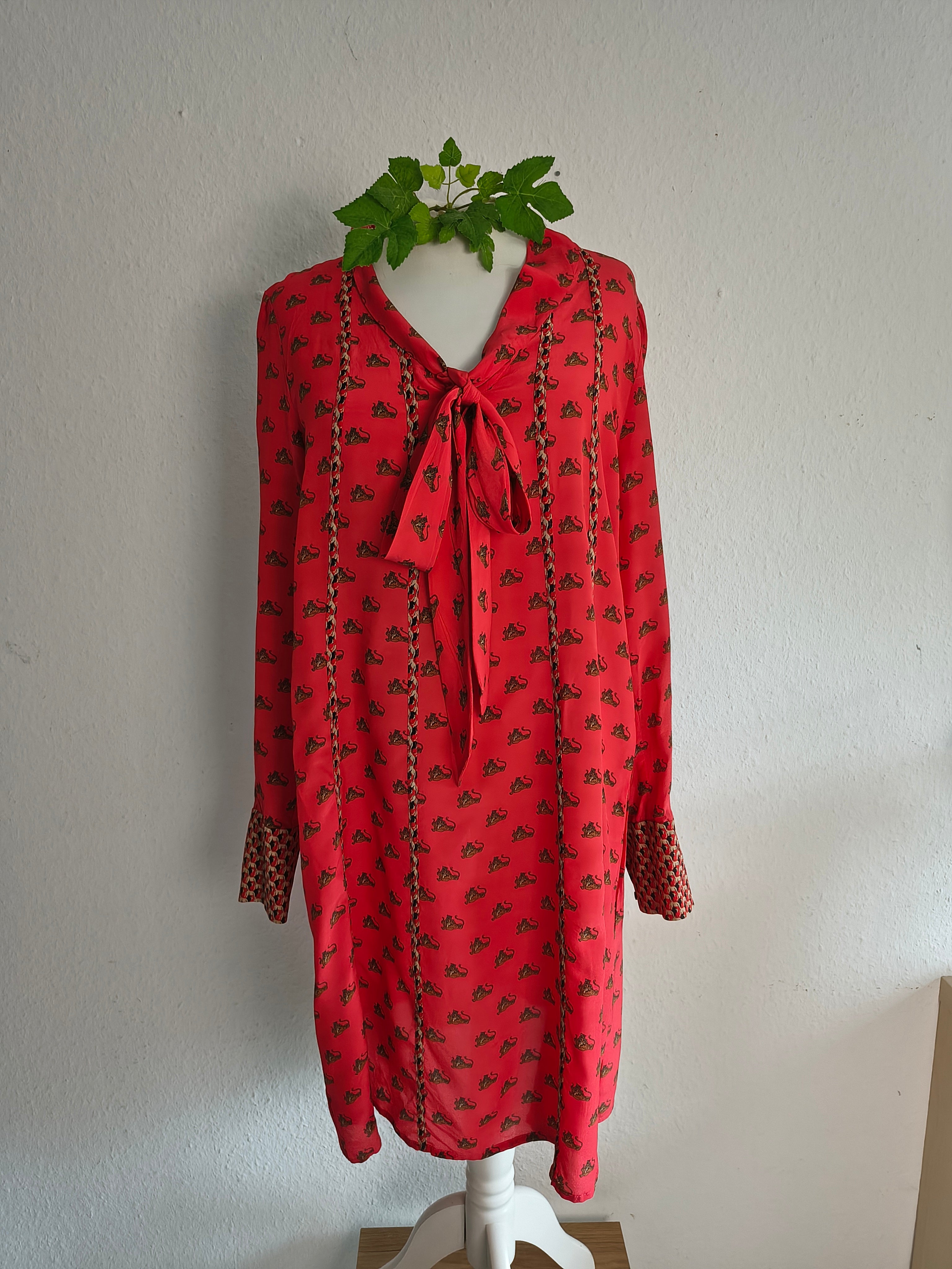 Marc Cain Seidenkleid in Rot mit Schleifendetail – Größe N3