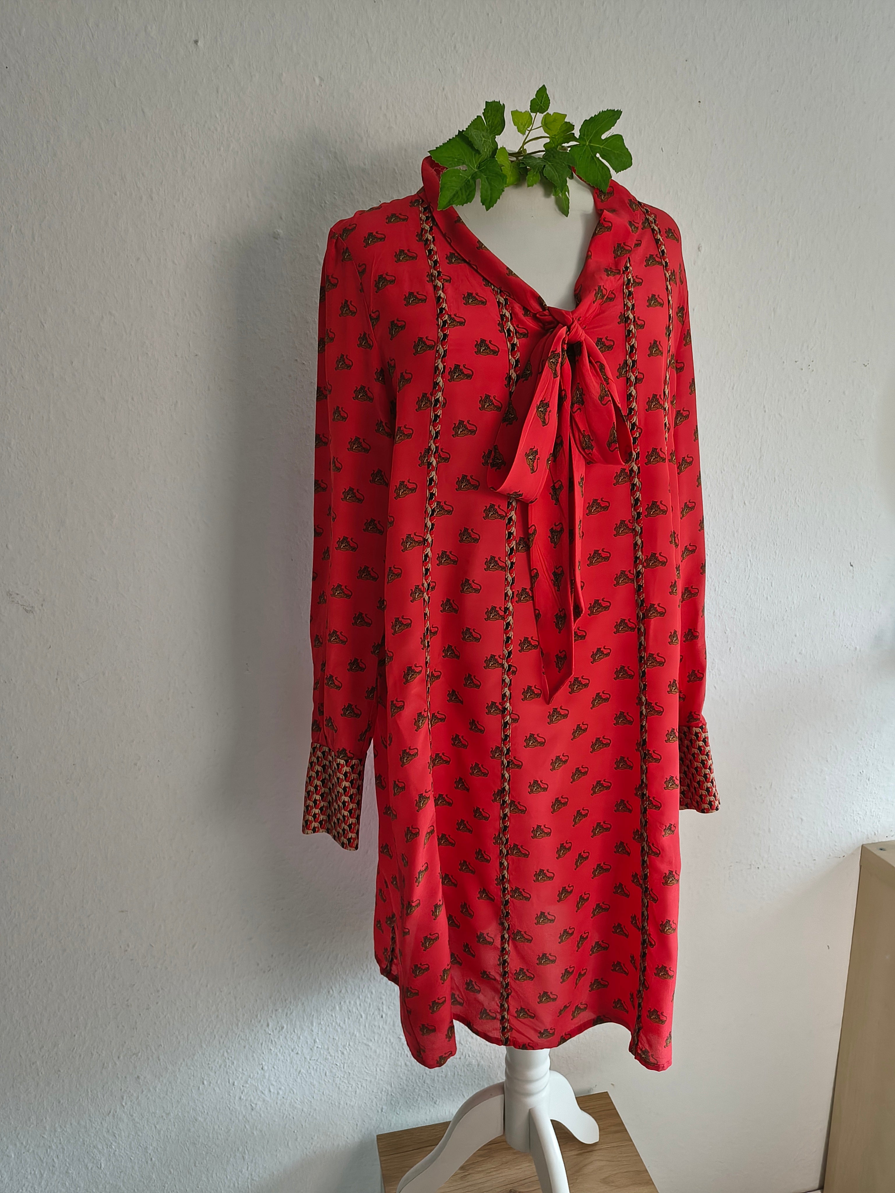 Marc Cain Seidenkleid in Rot mit Schleifendetail – Größe N3