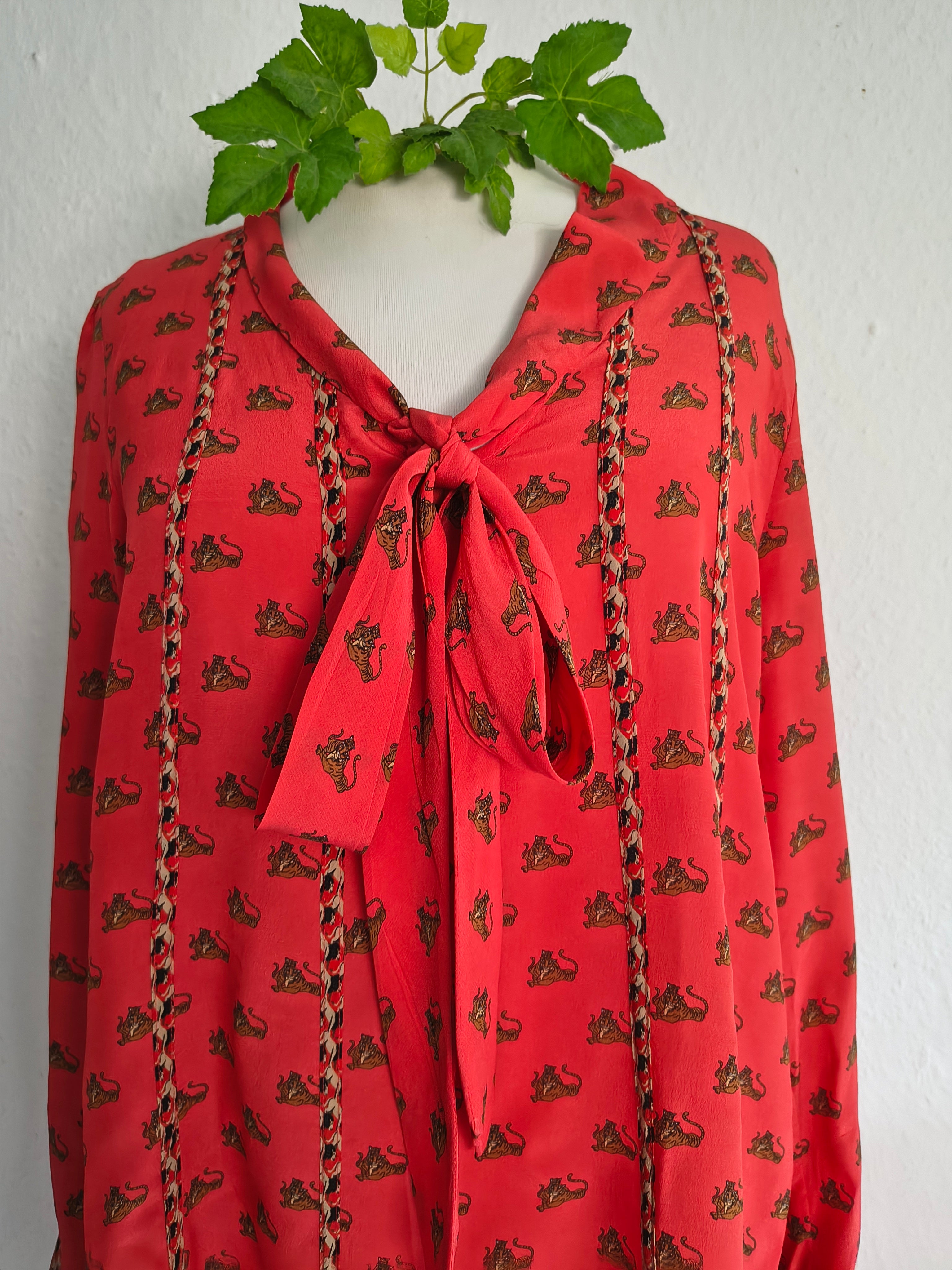 Marc Cain Seidenkleid in Rot mit Schleifendetail – Größe N3