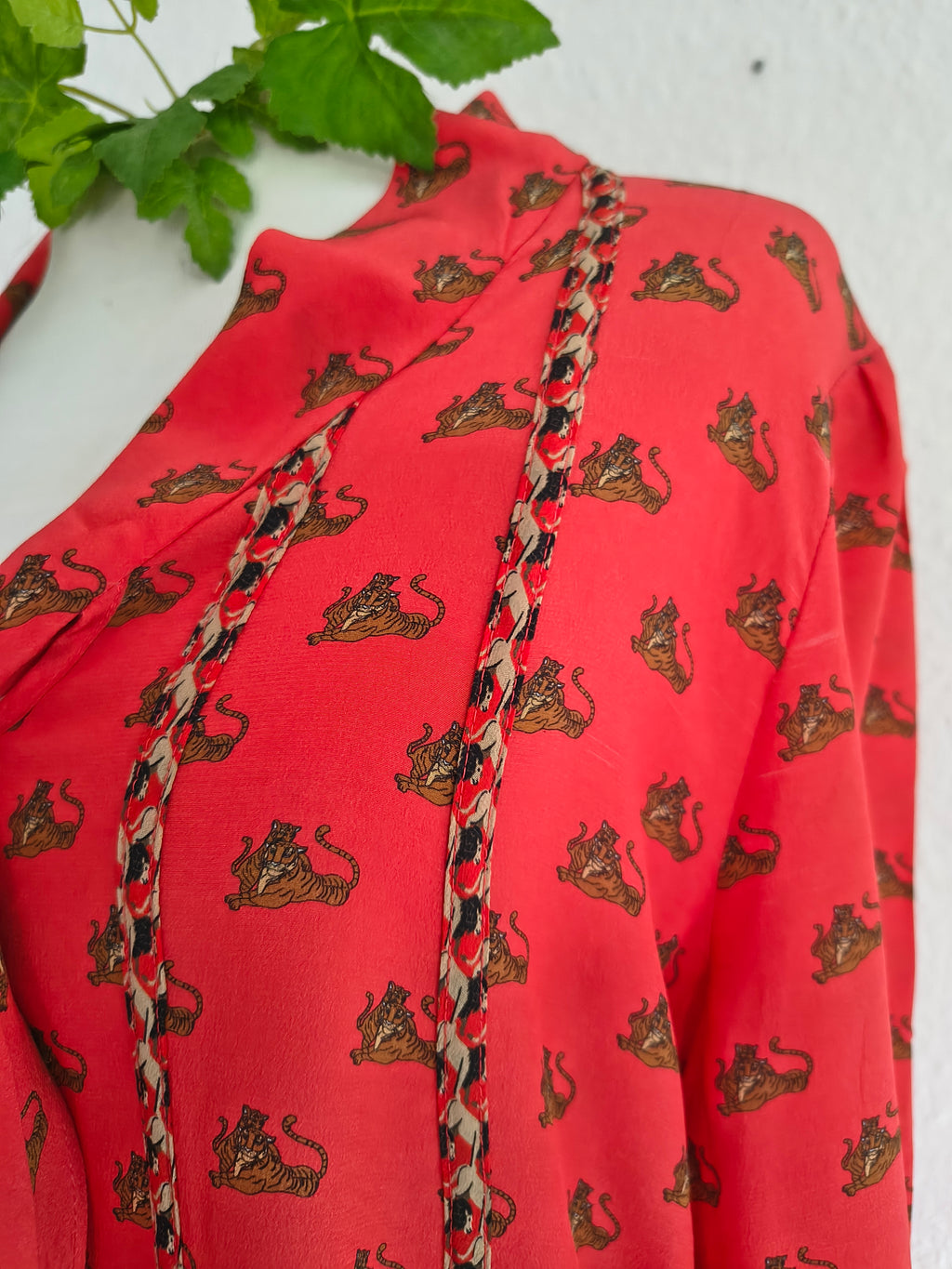Marc Cain Seidenkleid in Rot mit Schleifendetail – Größe N3