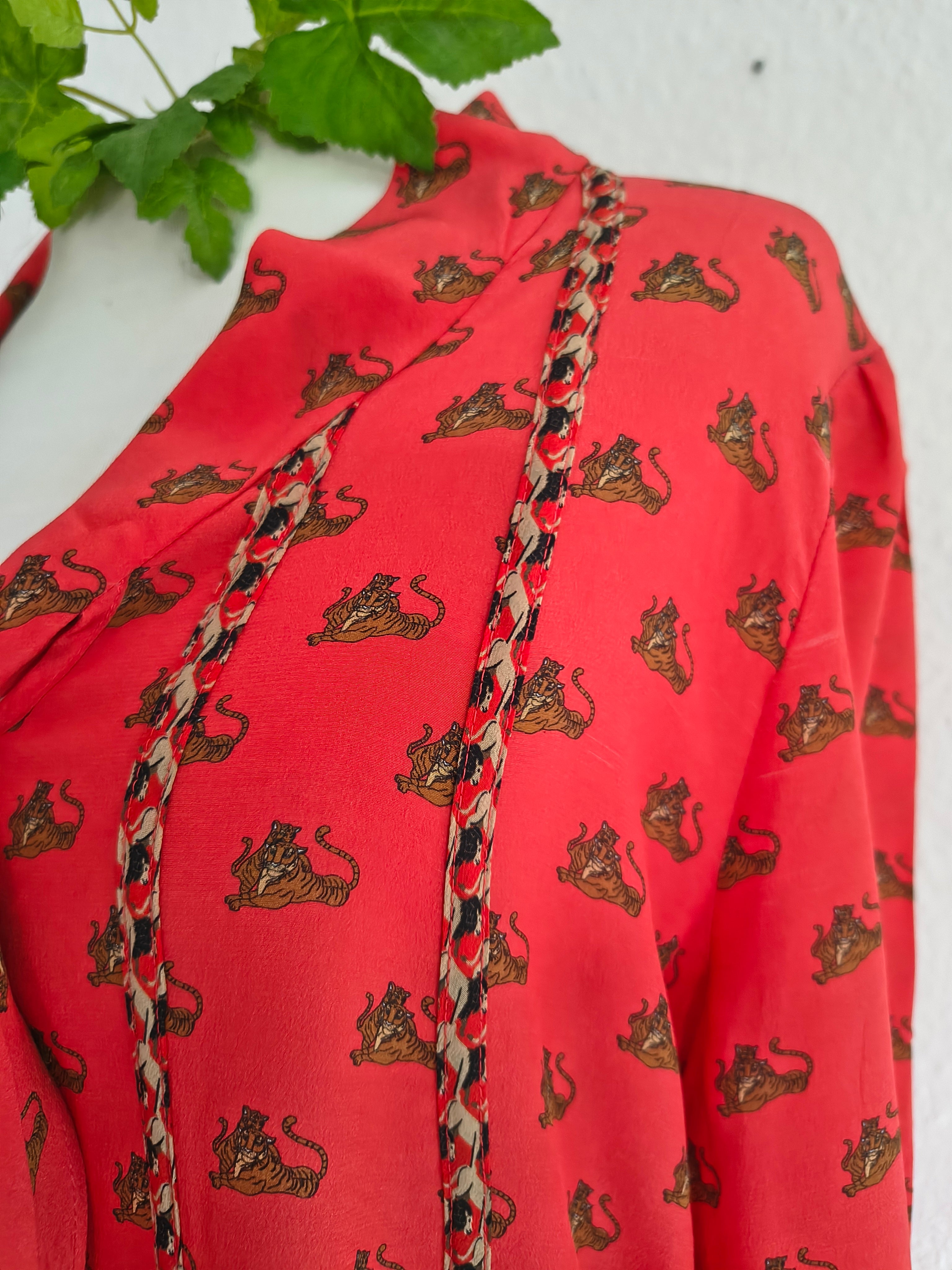 Marc Cain Seidenkleid in Rot mit Schleifendetail – Größe N3
