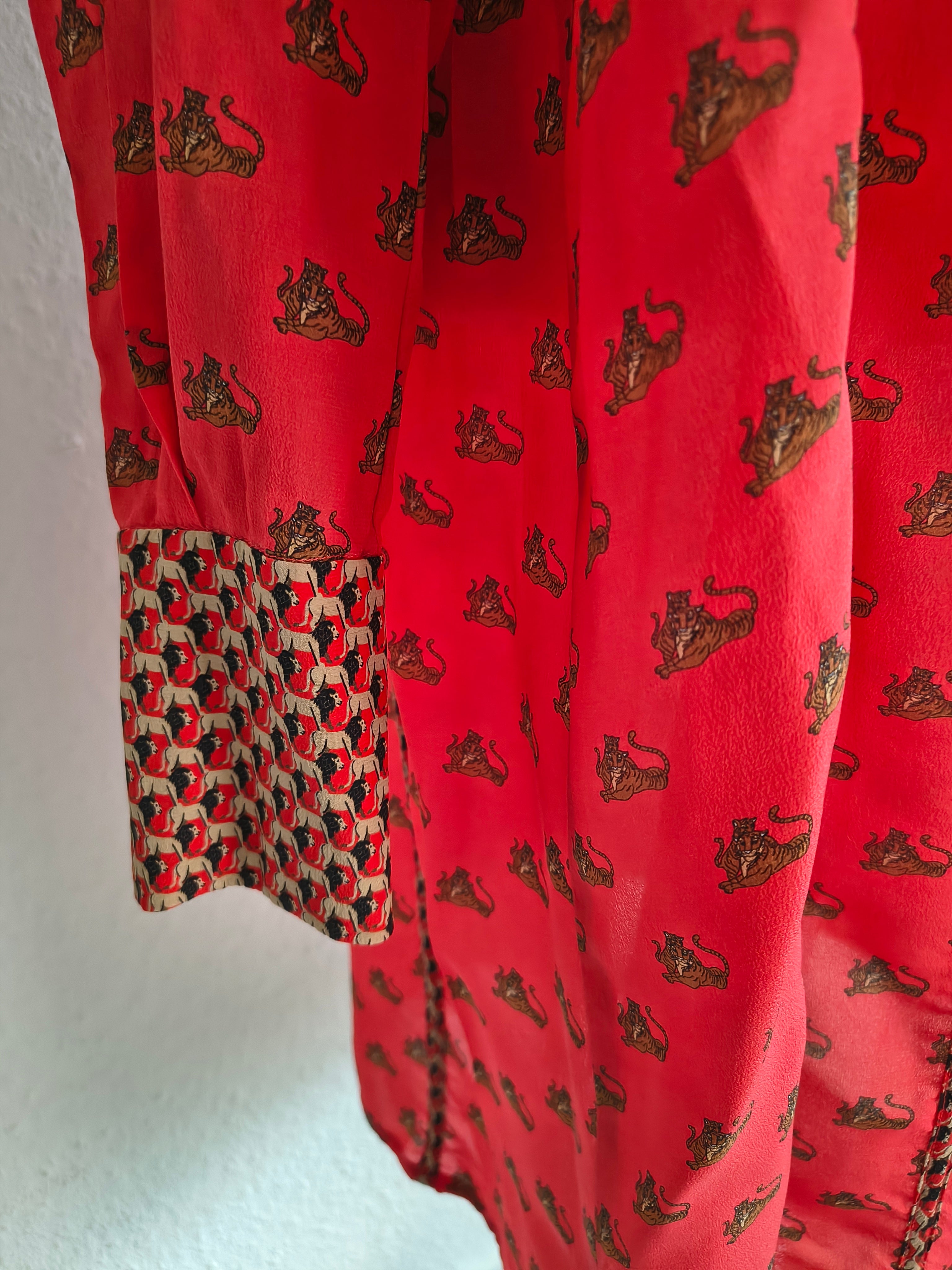 Marc Cain Seidenkleid in Rot mit Schleifendetail – Größe N3