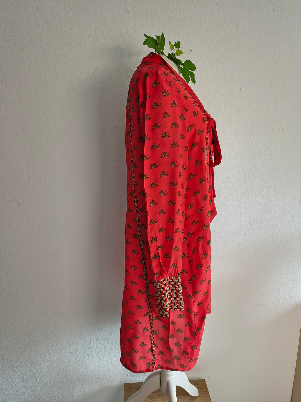 Marc Cain Seidenkleid in Rot mit Schleifendetail – Größe N3