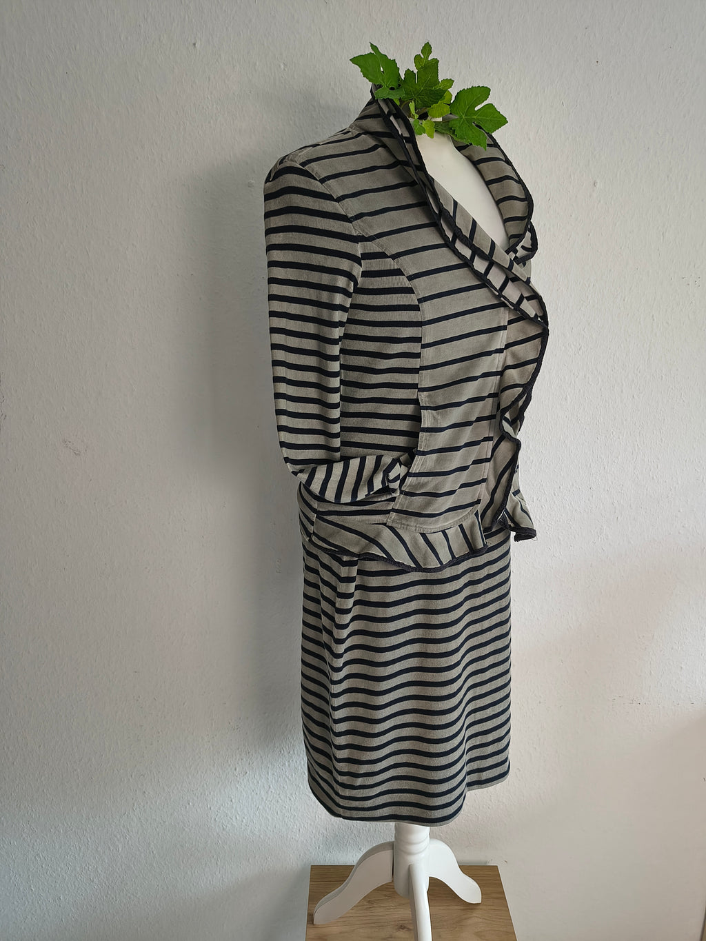 Marc Cain Zweiteiler – Jacke & Rock in Taupe/Schwarz gestreift