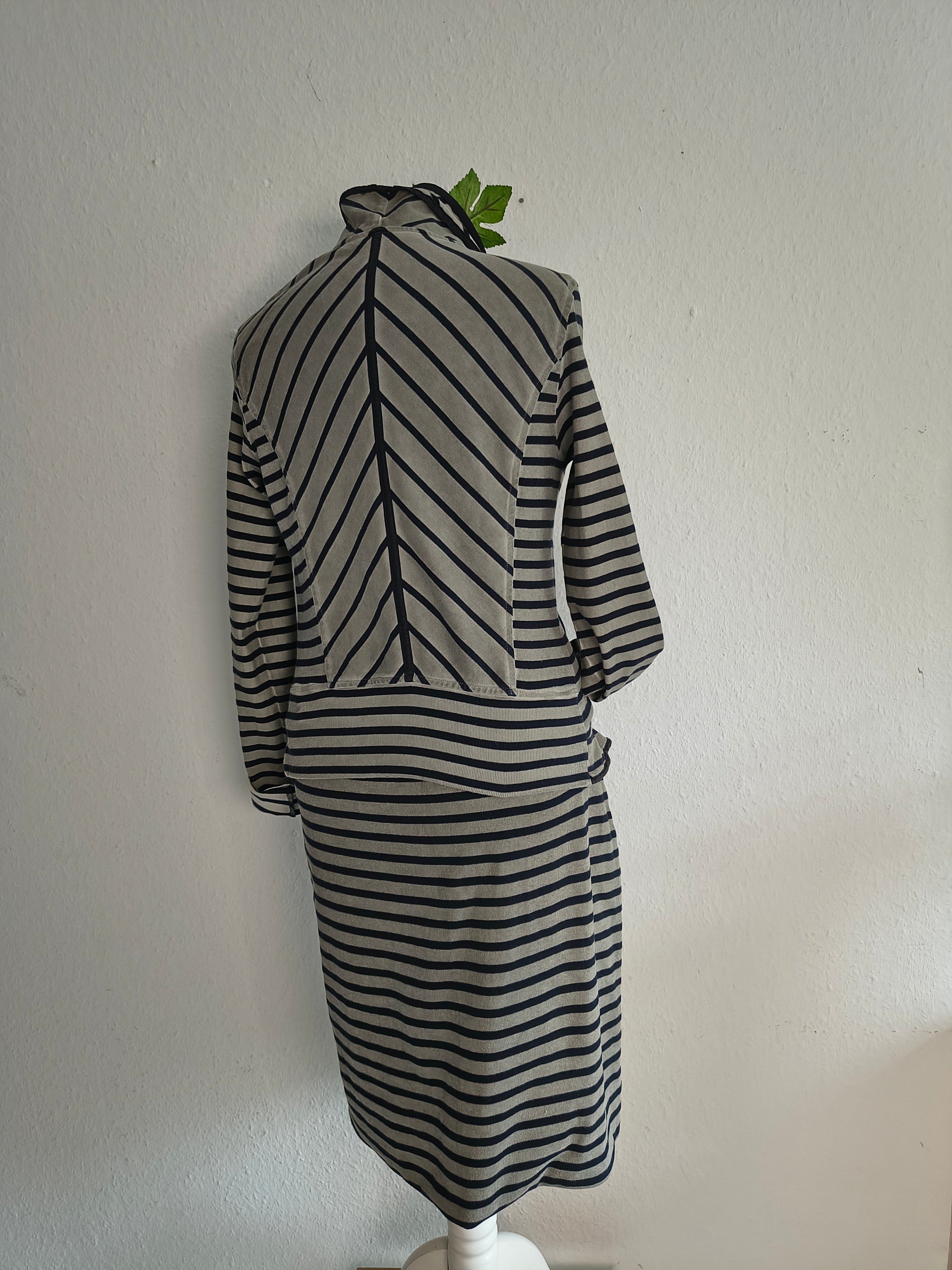 Marc Cain Zweiteiler – Jacke & Rock in Taupe/Schwarz gestreift