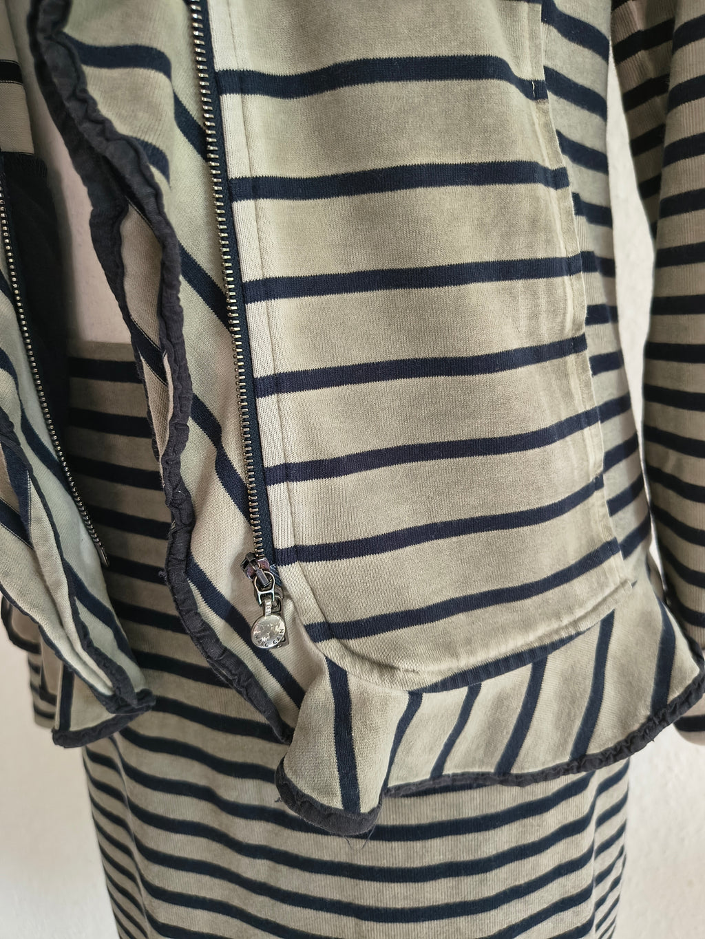 Marc Cain Zweiteiler – Jacke & Rock in Taupe/Schwarz gestreift